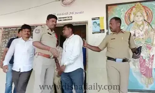 స్కూళ్లో ఉపాధ్యాయుడి దురుసు ప్రవర్తన.. కేసు నమోదు