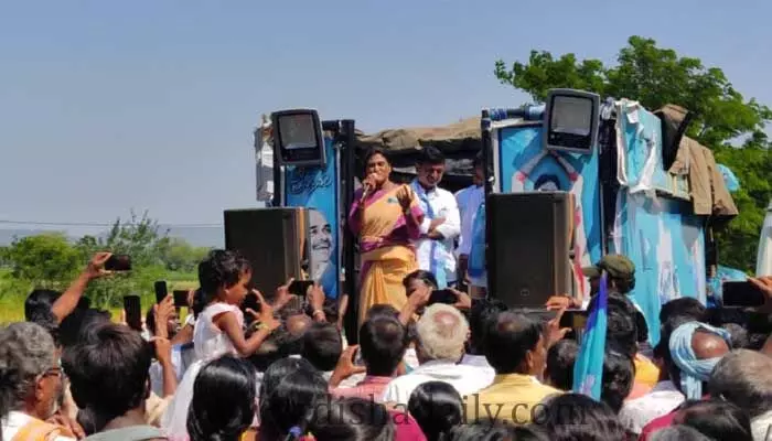 బంగారు తెలంగాణని బార్ల తెలంగాణగా మలిచిన ఘనత కేసీఆర్ ది : వైఎస్ షర్మిల బంగారు తెలంగాణని బార్ల తెలంగాణగా మలిచిన ఘనత కేసీఆర్ ది : వైఎస్ షర్మిల