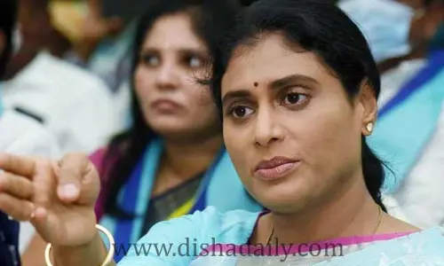 కేసీఆర్ ఛాతిలో ఉన్నది గుండె కాదు బండ