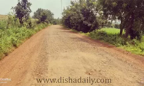 అందరూ అమాత్యులే... అయినా రోడ్డే లేదు