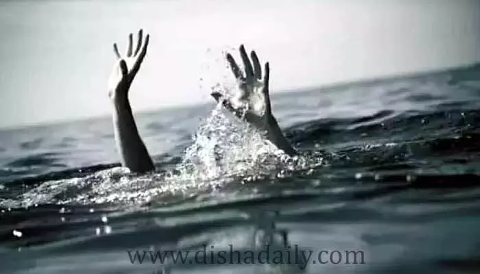గోదావరి నదిలో స్నానానికి వెళ్లిన టీచర్లు గల్లంతు గోదావరి నదిలో స్నానానికి వెళ్లిన టీచర్లు గల్లంతు