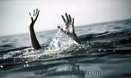 గోదావరి నదిలో స్నానానికి వెళ్లిన టీచర్లు గల్లంతు