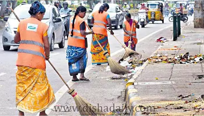 చెప్పుకోలేని బాధ... జీహెచ్ఎంసీలో మహిళా పారిశుద్ధ్య కార్మికుల వ్యధ