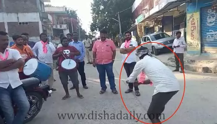 టీఆర్ఎస్ సంబరాల్లో పెద్దాయన రచ్చరచ్చ... ఎవ్వరాపినా ఆగట్లే (వీడియో) టీఆర్ఎస్ సంబరాల్లో పెద్దాయన రచ్చరచ్చ... ఎవ్వరాపినా ఆగట్లే (వీడియో)