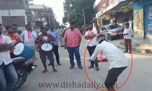 టీఆర్ఎస్ సంబరాల్లో పెద్దాయన రచ్చరచ్చ... ఎవ్వరాపినా ఆగట్లే (వీడియో)