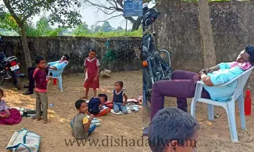 స్కూల్లో నిద్రపోతున్న సార్... (వీడియో)