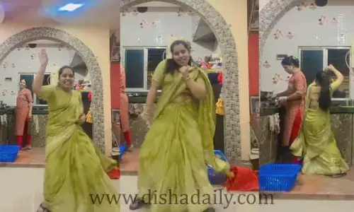 కిచెన్‌లో డ్యాన్స్ ఇరగదీస్తున్న ఆంటీ (వీడియో)