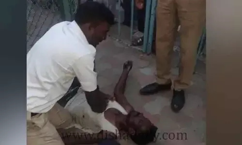 వ్యక్తి ప్రాణాలు కాపాడిన ట్రాఫిక్ కానిస్టేబుల్స్