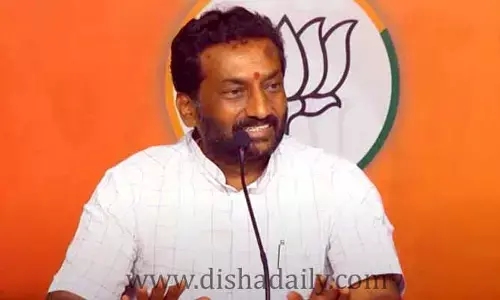 డస్ట్‌బిన్లలో సెల్‌ఫోన్ దాచాల్సిన అవసరమేంటి? : Raghunandan Rao