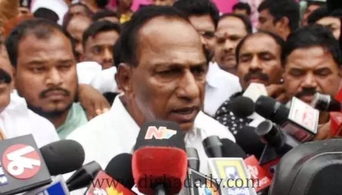 గన్మెన్లు లేకుండా ఒంటరిగా ఆస్పత్రికి Minister Mallareddy గన్మెన్లు లేకుండా ఒంటరిగా ఆస్పత్రికి Minister Mallareddy