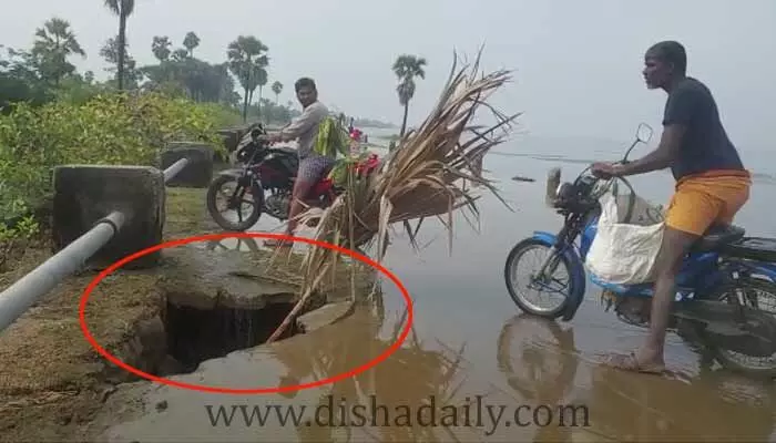 రోడ్డు మధ్యలో 10 ఫీట్ల గుంత... వీడియో రోడ్డు మధ్యలో 10 ఫీట్ల గుంత... వీడియో