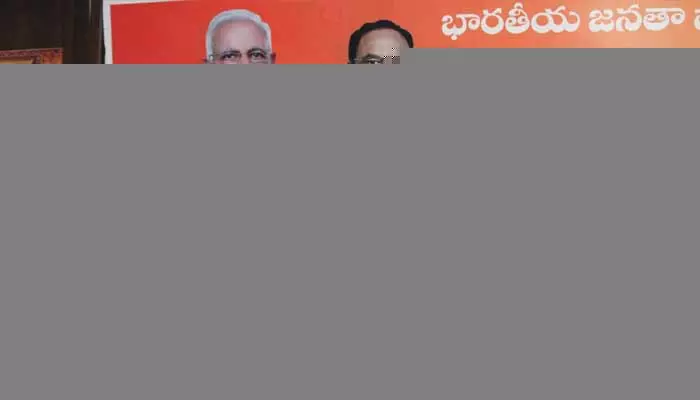 మల్లారెడ్డికి మంత్రి పదవిలో ఉండే అర్హతే లేదు.. బీజేపీ నేత శాంతి కుమార్ మల్లారెడ్డికి మంత్రి పదవిలో ఉండే అర్హతే లేదు.. బీజేపీ నేత శాంతి కుమార్