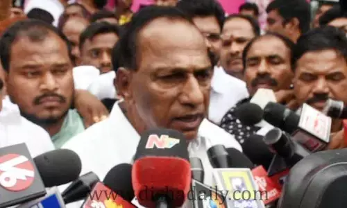 గన్‌మెన్లు లేకుండా ఒంటరిగా ఆస్పత్రికి Minister Mallareddy