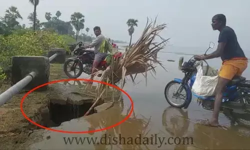 రోడ్డు మధ్యలో 10 ఫీట్ల గుంత... వీడియో