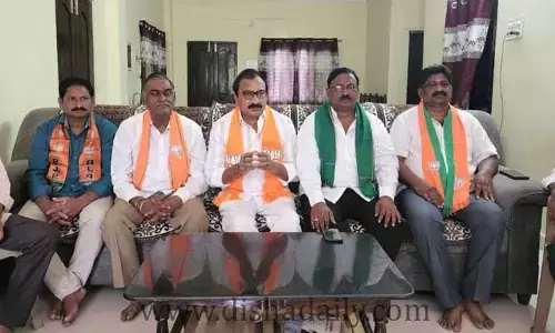 పోడు రైతులకు పట్టాలిచ్చి ఉంటే ఈ సమస్య వచ్చి ఉండేది కాదు: కోనేరు