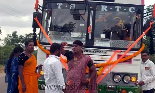 ఆర్టీసీ బస్సుకు హిజ్రాల పూజలు.. ఎందుకో తెలుసా?
