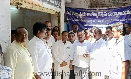 రిజిస్ట్రేషన్ కార్యాలయం ఎదుట రియల్టర్ల ధర్నా..