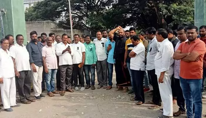Khammam లో నిరసన.. నిలిచిపోయిన పత్తి కొనుగోళ్లు Khammam లో నిరసన.. నిలిచిపోయిన పత్తి కొనుగోళ్లు