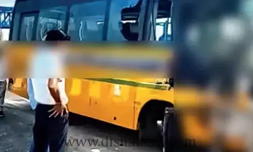 గోడను ఢీకొట్టిన భాష్యం స్కూలు బస్సు