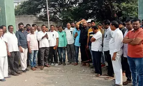 Khammam  లో నిరసన.. నిలిచిపోయిన పత్తి కొనుగోళ్లు