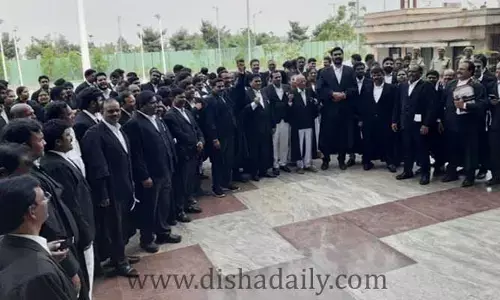 Ap High Court: విధులు బహిష్కరించిన న్యాయవాదులు