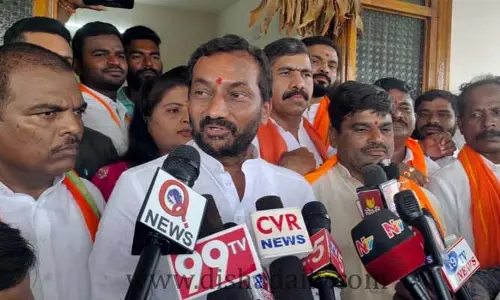‘మెడలో BRS కండువా ఉంటే చాలు పోలీసులు రక్షణ కల్పిస్తున్నారు’