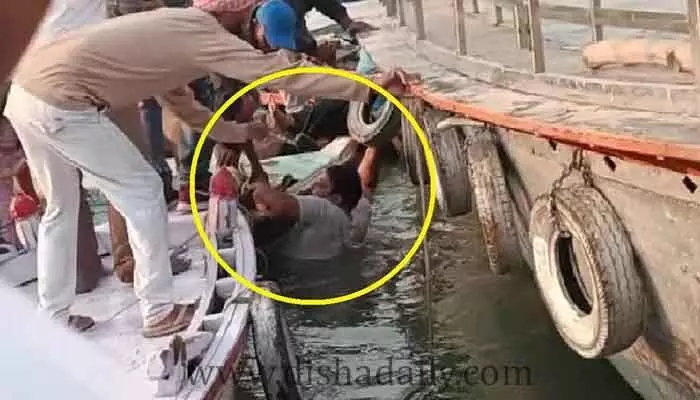 నదిలో పడవ బోల్తా.. 34 మందిని కాపాడిన రెస్క్యూ టీం నదిలో పడవ బోల్తా.. 34 మందిని కాపాడిన రెస్క్యూ టీం