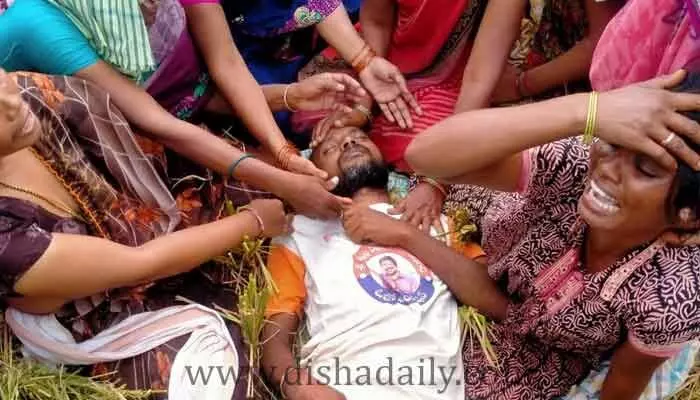 కరెంట్ షాక్తో రైతు మృతి.. అదికారుల నిర్లక్ష్యమే కారణమా..? కరెంట్ షాక్తో రైతు మృతి.. అదికారుల నిర్లక్ష్యమే కారణమా..?