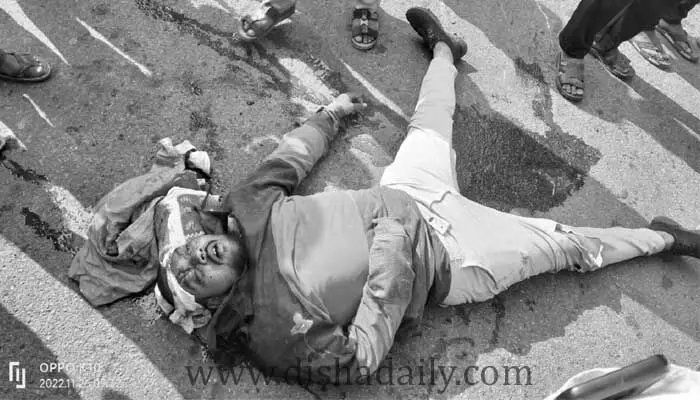 రెండు వాహనాలకు మధ్యలో ద్విచక్ర వాహనం ఢీ... రెండు వాహనాలకు మధ్యలో ద్విచక్ర వాహనం ఢీ...
