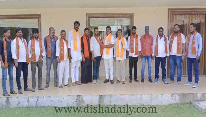 జిట్టా ఆధ్వర్యంలో బీజేపీలో పలువురు చేరిక జిట్టా ఆధ్వర్యంలో బీజేపీలో పలువురు చేరిక