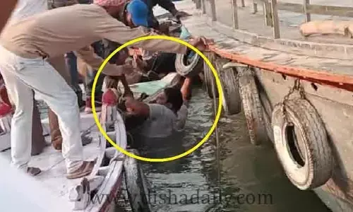నదిలో పడవ బోల్తా.. 34 మందిని కాపాడిన రెస్క్యూ టీం
