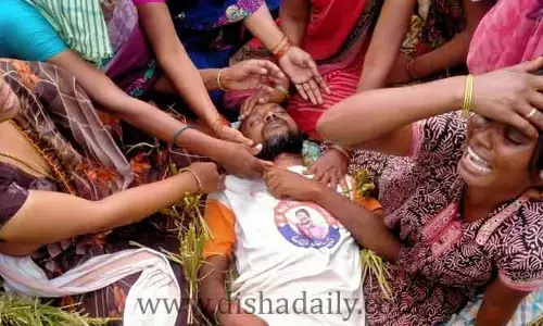 కరెంట్ షాక్‌తో రైతు మృతి.. అదికారుల నిర్లక్ష్యమే కారణమా..?
