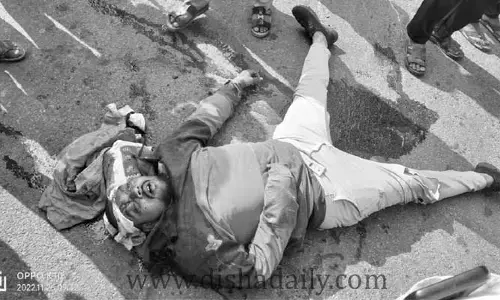 రెండు వాహనాలకు మధ్యలో ద్విచక్ర వాహనం ఢీ...
