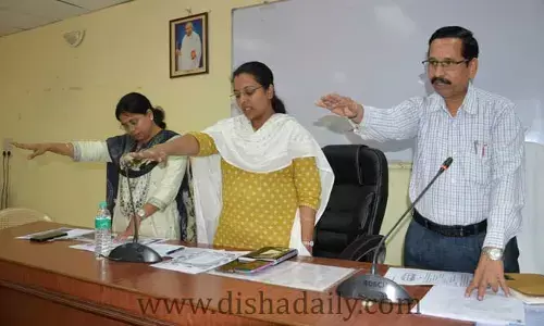 రాజ్యాంగ దినోత్సవం సందర్భంగా  ఉద్యోగులతో ప్రతిజ్ఞ చేయించిన అదనపు కలెక్టర్
