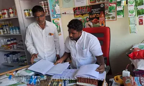 అనుమతి లేని విత్తనాలపై స్టాఫ్ సేల్ విధించిన ఏవో