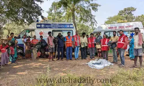 రెడ్ క్రాస్ సొసైటీ ఆధ్వర్యంలో దుప్పట్లు, రాజశ్రీ కోళ్ల పంపిణీ