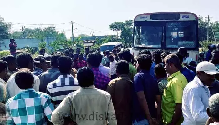 TRS MP Kavithaకు వ్యతిరేకంగా జాతీయ రహదారిపై రాస్తారోకో TRS MP Kavithaకు వ్యతిరేకంగా జాతీయ రహదారిపై రాస్తారోకో