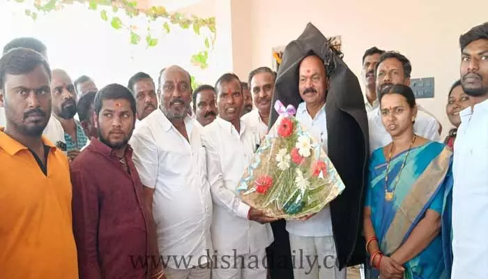 KCR నాయకత్వంలో పల్లెలు అభివృద్ధి చెందుతున్నయ్.. చింత ప్రభాకర్ KCR నాయకత్వంలో పల్లెలు అభివృద్ధి చెందుతున్నయ్.. చింత ప్రభాకర్