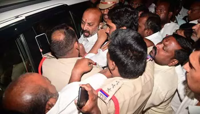 ఎట్టి పరిస్థితుల్లో ప్రజా సంగ్రామ యాత్ర నిర్వహించి తీరుతాం: MP Bandi Sanjay Kumar ఎట్టి పరిస్థితుల్లో ప్రజా సంగ్రామ యాత్ర నిర్వహించి తీరుతాం: MP Bandi Sanjay Kumar