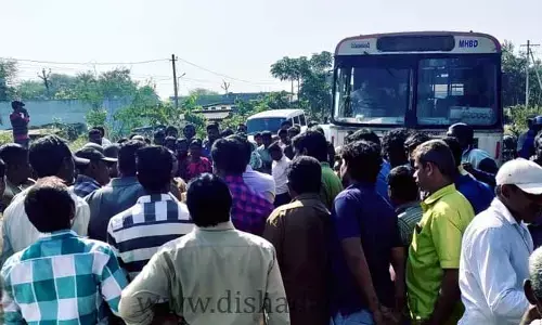 TRS MP Kavithaకు వ్యతిరేకంగా జాతీయ రహదారిపై రాస్తారోకో