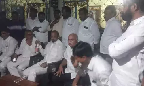 బ్రేకింగ్: MP బండి సంజయ్ అరెస్ట్.. జగిత్యాలలో తీవ్ర ఉద్రిక్తత