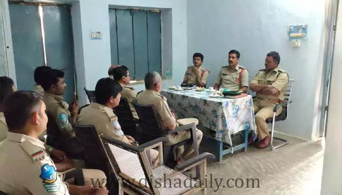 పోలీస్, అటవీ అధికారుల మీటింగ్.. పోడు వ్యవహారాలపై చర్చ పోలీస్, అటవీ అధికారుల మీటింగ్.. పోడు వ్యవహారాలపై చర్చ