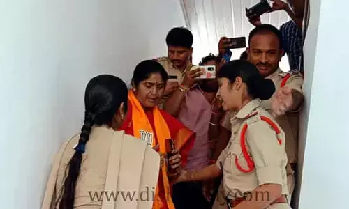 కేసీఆర్‌కు తొత్తులుగా పోలీసులు
