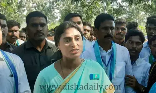 బందోబస్తు ఉన్నా టీఆర్ఎస్ కార్యకర్తల దాడి.. పోలీసుల తీరుపై షర్మిల ఫైర్