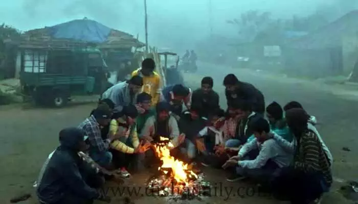 రెండు తెలుగు రాష్ట్రాలను వణికిస్తున్న చలి.. రెండు తెలుగు రాష్ట్రాలను వణికిస్తున్న చలి..