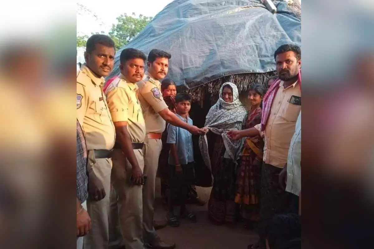 మానవత్వం చాటుకున్న మఠంపల్లి ఎస్సై రవి.. మానవత్వం చాటుకున్న మఠంపల్లి ఎస్సై రవి..