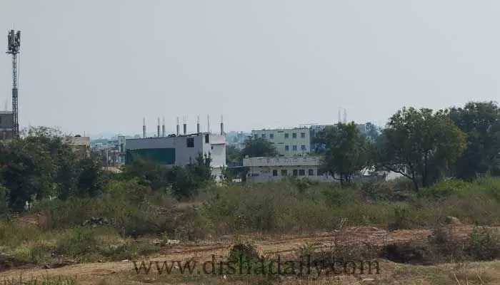 ప్రభుత్వ భూమిలోనే బహుళ అంతస్తు.. అధికారులకు ఫిర్యాదు చేసిన జర్నలిస్టులు ప్రభుత్వ భూమిలోనే బహుళ అంతస్తు.. అధికారులకు ఫిర్యాదు చేసిన జర్నలిస్టులు