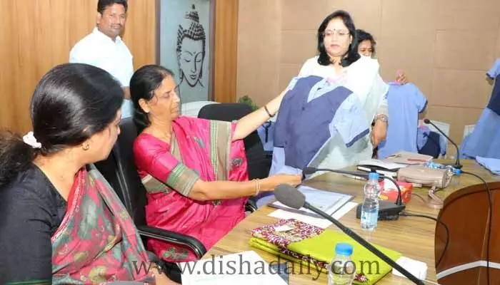 టైంకు యూనిఫాం అందించండి : Minister Sabitha Indra Reddy టైంకు యూనిఫాం అందించండి : Minister Sabitha Indra Reddy