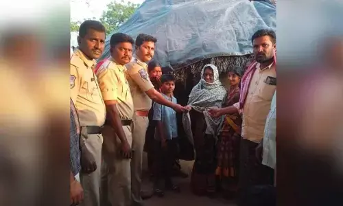 మానవత్వం చాటుకున్న మఠంపల్లి ఎస్సై రవి..