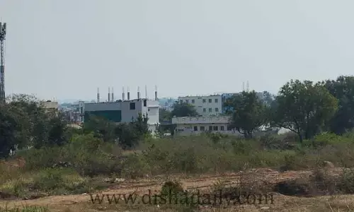 ప్రభుత్వ భూమిలోనే బహుళ అంతస్తు.. అధికారులకు ఫిర్యాదు చేసిన జర్నలిస్టులు